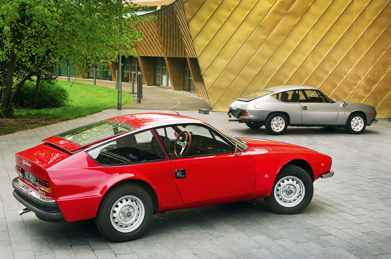 希少 初版 LE ZAGATO FULVIA SPORT・JUNIOR Z Lancia Fulvia Sport vs Alfa Romeo Junior Zagato: premium blend